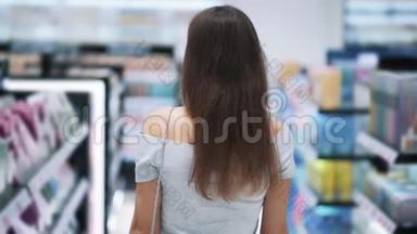 背面，女孩在化妆品店购物，在货架之间，慢动作